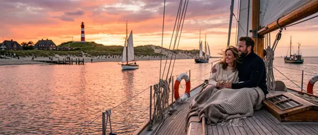 Romantiske udflugter ved Nordsøen ved solnedgang
