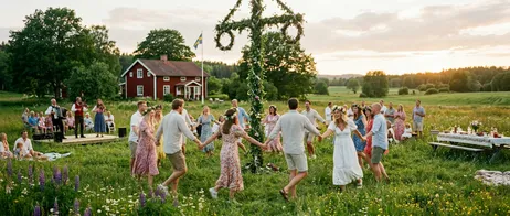 Midsommar i Sverige: Upplev stuga och natur medvetet