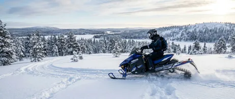 Mit dem Schneemobil durchs Winterwunderland Finnlands
